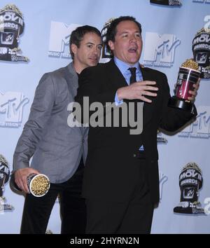 Robert Downey Jr. und Jon Favreau im Presseraum bei den MTV Movie Awards 2008, Universal Studios, Los Angeles. Stockfoto