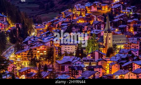 Zermatt, Schweiz - 7. Oktober 2019: Luftaufnahme des Stadtzentrums bei Nacht. Schweizer Alpen Stockfoto