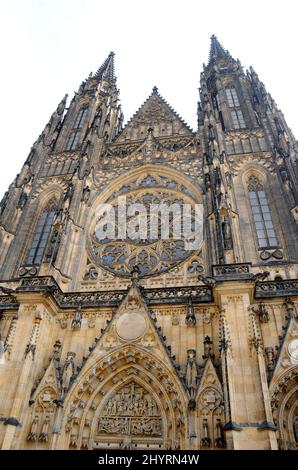 Die St.-Veits-Kathedrale ist die Kathedrale von Prag, Tschechien, und der Sitz des Erzbischofs von Prag. Der vollständige Name der Kathedrale ist St. Veits, St. Wenzel und St. Adalbert Kathedrale. Die Kathedrale befindet sich in der Prager Burg und beherbergt die Gräber vieler böhmischer Könige. Sie ist ein hervorragendes Beispiel gotischer Architektur und die größte und wichtigste Kirche des Landes. Stockfoto