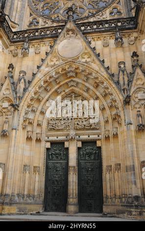 Die St.-Veits-Kathedrale ist die Kathedrale von Prag, Tschechien, und der Sitz des Erzbischofs von Prag. Der vollständige Name der Kathedrale ist St. Veits, St. Wenzel und St. Adalbert Kathedrale. Die Kathedrale befindet sich in der Prager Burg und beherbergt die Gräber vieler böhmischer Könige. Sie ist ein hervorragendes Beispiel gotischer Architektur und die größte und wichtigste Kirche des Landes. Stockfoto
