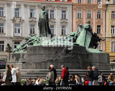 Das Jan Hus Memorial steht an einem Ende des Altstädter Ring. Das riesige Denkmal zeigt siegreiche hussitische Krieger und Protestanten, die 200 Jahre nach Hus ins Exil gezwungen wurden, und eine junge Mutter, die die nationale Wiedergeburt symbolisiert. Stockfoto