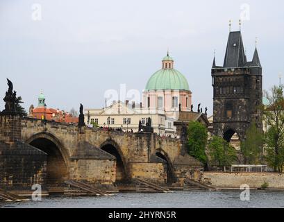 Die Karlsbrücke ist eine berühmte historische Brücke, die die Moldau in Prag, Tschechien, überquert. Der Bau begann 1357 unter der Schirmherrschaft von König Karl IV. Und endete Anfang des 15.. Jahrhunderts. Stockfoto