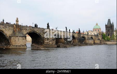 Die Karlsbrücke ist eine berühmte historische Brücke, die die Moldau in Prag, Tschechien, überquert. Der Bau begann 1357 unter der Schirmherrschaft von König Karl IV. Und endete Anfang des 15.. Jahrhunderts. Stockfoto