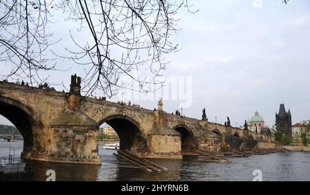 Die Karlsbrücke ist eine berühmte historische Brücke, die die Moldau in Prag, Tschechien, überquert. Der Bau begann 1357 unter der Schirmherrschaft von König Karl IV. Und endete Anfang des 15.. Jahrhunderts. Stockfoto