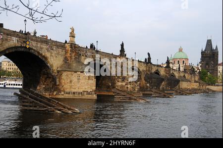 Die Karlsbrücke ist eine berühmte historische Brücke, die die Moldau in Prag, Tschechien, überquert. Der Bau begann 1357 unter der Schirmherrschaft von König Karl IV. Und endete Anfang des 15.. Jahrhunderts. Stockfoto