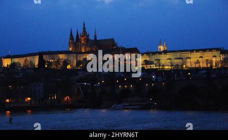 Die Prager Burg ist eine Burg in Prag, wo die tschechischen Könige, die Heiligen Römischen Kaiser und die Präsidenten der Tschechoslowakei und der Tschechischen Republik ihre Büros hatten. Hier werden die Kronjuwelen des böhmischen Königreichs aufbewahrt. Die Prager Burg ist eine der größten Burgen der Welt. Stockfoto