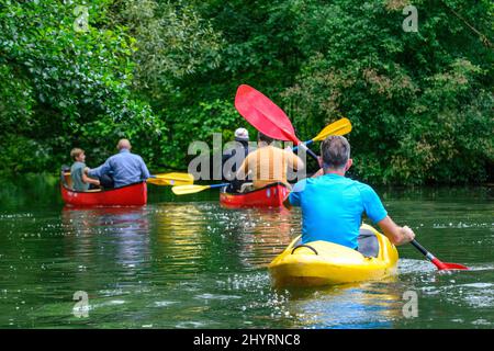 Mehrere Leute machen eine Kanutour auf dem idyllischen Fluss Pegnitz in franken Stockfoto