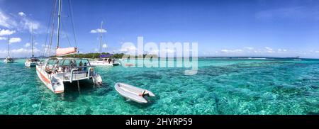 Katamarane in der Nähe von einem schönen Strand verankert, Panoramaaussicht. Stockfoto