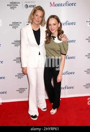 Ali Wentworth & Shira Haas bei den Tribeca Film Festival Storytellers 2021: Shira Haas & Ali Wentworth, die am 13. Juni 2021 in New York City, NY, in den Spring Studios stattfand Stockfoto