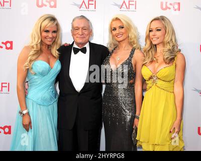 Holly Madison, Hugh Hefner, Bridget Marquardt und Kendra Wilkinson beim AFI Life Achievement Award 36. Tribute to Warren Beatty, der im Kodak Theatre in Hollywood stattfand. Stockfoto