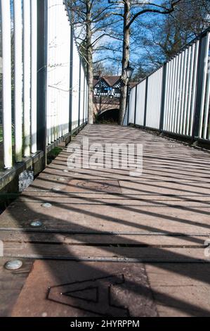 In ganz Großbritannien - Ein Tagesausflug nach Worsley, Greater Manchester, Großbritannien, nach dem Aufstieg des Bridgewater Canal - der Alphabet Bridge Stockfoto