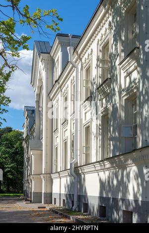 Konevets Insel, ein Fragment der Fassade des Weißen Hotels des Konevsky-Klosters Stockfoto