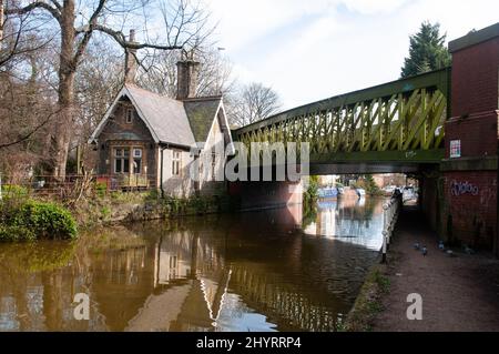 Im Vereinigten Königreich - Ein Tagesausflug nach Worsley, Greater Manchester, Großbritannien, nach dem Aufstieg des Bridgewater Canal. - Brücke Parrin Lane Road Stockfoto