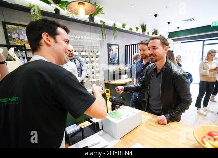 Martin Compston bei der Eröffnung des ersten Coffeeshops von Social Bite in England am Strand im Zentrum von London. Das Café betreibt ein Pay-IT-Forward-System, in dem Lebensmittel, Getränke und Gutscheine für Bedürftige gekauft werden können, sowie Menschen aus der Obdachlosen-Gemeinschaft beschäftigt werden, um dort Vollzeit zu arbeiten. Bilddatum: Dienstag, 15. März 2022. Stockfoto