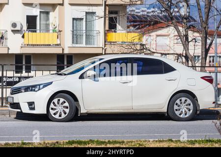 Side; Türkei – 05 2022. März: Der weiße Toyota Corolla wird an einem warmen Tag auf der Straße geparkt Stockfoto