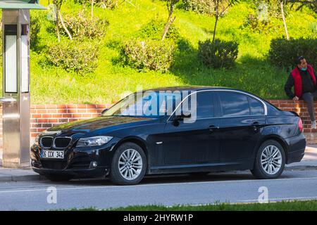 Side; Türkei – März 05 2022: An einem warmen Tag steht der schwarze BMW 3-er auf der Straße Stockfoto