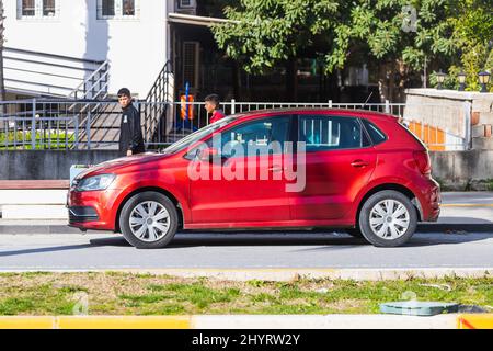 Side; Türkei – 05 2022. März: Der rote Volkswagen Polo wird an einem warmen Tag auf der Straße geparkt Stockfoto