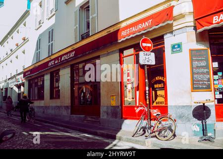 PARIS, FRANKREICH, 08.03.2022. Berühmtes Café mit zwei Mühlen in der Rue Lepic, Montmartre. Cafe Two Mills (Cafe des Deux Moulins) aus dem Film über Amelie, eine von t Stockfoto