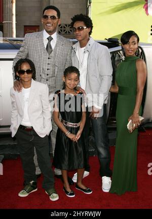 Jada Pinkett Smith, will Smith, Tochter Willow Smith und die Söhne Jaden Smith und Trey Smith bei der Hancock-Premiere im Grauman's Chinese Theatre, Los Angeles. Stockfoto