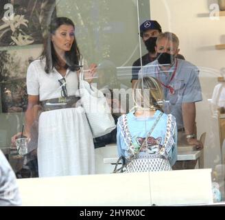 Bridget Moynahan & Sarah Jessica Parker drehen am 27. Juli 2021 in New York City, NY, „und so..“ auf der Upper West Side Stockfoto