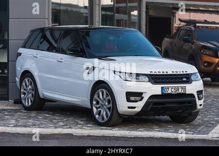 Side; Türkei – März 05 2022: Der White Land Rover Range Rover Sport wird an einem warmen Tag auf der Straße geparkt Stockfoto