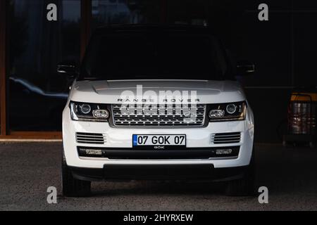 Side; Türkei – März 05 2022: Der White Land Rover Range Rover Sport wird an einem warmen Tag auf der Straße geparkt Stockfoto