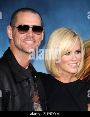 Jim Carrey und Jenny McCarthy kommen zur Premiere von Pineapple Express in Los Angeles. Stockfoto