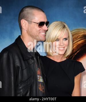 Jim Carrey und Jenny McCarthy kommen zur Premiere von Pineapple Express in Los Angeles. Stockfoto