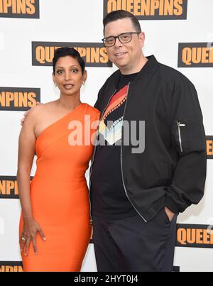Gita Pullapilly und Aron Gaudet bei den STX-Filmen „Queenpins“, die am 25. August 2021 im Four Seasons Hotel Beverly Hills in Los Angeles, CA, gezeigt wurden. Stockfoto