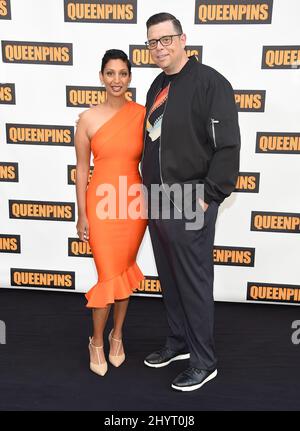 Gita Pullapilly und Aron Gaudet bei den STX-Filmen „Queenpins“, die am 25. August 2021 im Four Seasons Hotel Beverly Hills in Los Angeles, CA, gezeigt wurden. Stockfoto