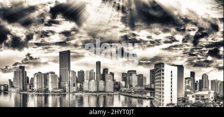 Panoramaansicht der Innenstadt von Miami und Brickell Key bei Sonnenaufgang. Stockfoto