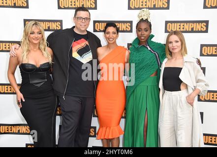 Bebe Rexha, Aron Gaudet, Gita Pullapilly, Kirby Howell-Baptiste und Kristen Bell bei den STX-Filmen „Queenpins“, die am 25. August 2021 im Four Seasons Hotel Beverly Hills in Los Angeles, CA, gezeigt wurden. Stockfoto