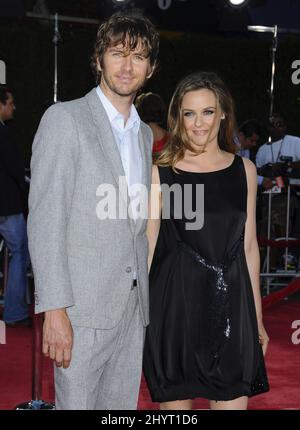 Alicia Silverstone und ihr Mann Christopher Jarecki bei der Premiere von „Tropic Thunder“ in Los Angeles im Mann Village Theater in Westwood, CA. Stockfoto