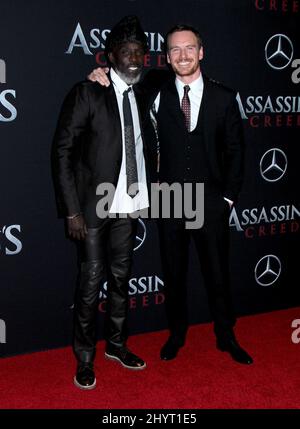 Michael K. Williams wurde am Montag im Alter von 54 Jahren in New York in seinem Penthouse in Brooklyn tot einer vermuteten Heroinüberdosis aufgefunden. Michael K. Williams & Michael Fassbender 'Assassin's Creed' New York Premiere im AMC Empire 25 am 13. Dezember 2016 @Steven Bergman/AFF-USA.com Stockfoto