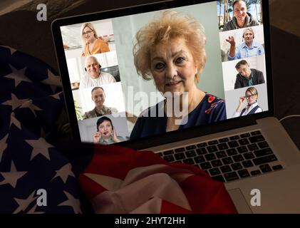 Bildschirm Computeransicht fokussierte selbstbewusste Frau hält Geschäftsverhandlungen Videoanruf von zu Hause, diskutiert Partnerschaftsbedingungen online, Beratung Stockfoto