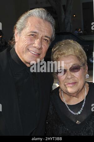 Edward James Olmos und Mutter Eleanor Huizar kommen bei den ALMA Awards 2008 des NCLR im Pasadena Civic Auditorium, Kalifornien, an. Stockfoto