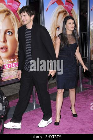 Ashton Kutcher und Demi Moore, die in Columbia Picters ankommen, präsentieren die House Bunny-Premiere im Mann Village Theatre, Los Angeles. *** Ortsüberschrift *** Stockfoto