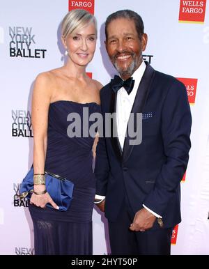 Hilary Quinlan und Bryant Gumbel nehmen an der Herbst Fashion Gala des New York City Ballet 2021 Teil, die am 30. September 2021 im David H. Koch Theatre im Lincoln Center in New York City, NY, stattfindet Stockfoto