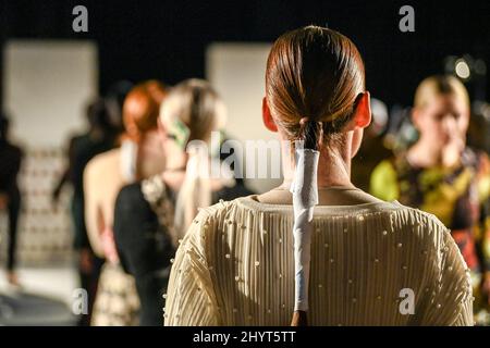 Berlin, Deutschland. 15. März 2022. Berlin Fashion Week: Model steht hinter der Bühne bei den Proben vor dem Auftritt von Designer Marcel Ostertag auf der Mercedes-Benz Fashion Week. Quelle: Jens Kalaene/dpa-Zentralbild/dpa/Alamy Live News Stockfoto