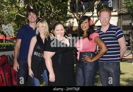 Jerry O'Connell, Molly Stanton, Jolene Purdy, Niecy Nash und Jesse Tyler Ferguson beim „DO NOT DISTURB“ Hotel Obstacle Course, der im The Grove in Los Angeles, CA, abgehalten wird. Stockfoto