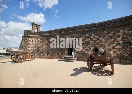 castillo de san gabriel Steinfestung beherbergt das Geschichtsmuseum museo de historia arrecife lanzarote kanarische Inseln spanien Stockfoto