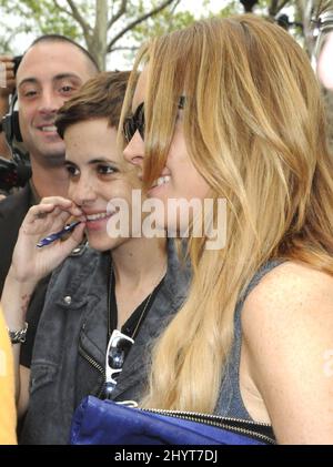 Samantha Ronson und Lindsay Lohan nehmen an der Mercedes-Benz Fashion Week Spring 2009 im Bryant Park in New York Teil. Stockfoto