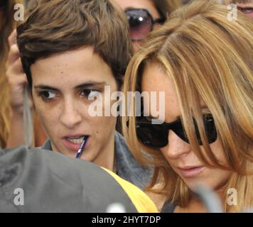 Samantha Ronson und Lindsay Lohan nehmen an der Mercedes-Benz Fashion Week Spring 2009 im Bryant Park in New York Teil. Stockfoto