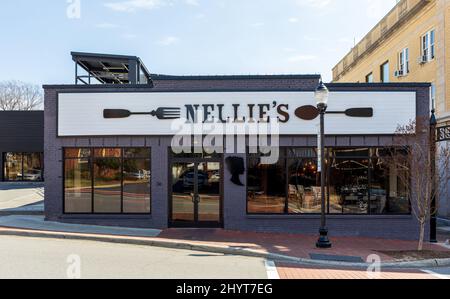 BELMONT, NC, USA-8 MARCH 2022: Nellie's Southern Kitchen auf der Main Street, Storefront und Schild. Stockfoto