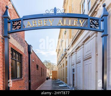 BELMONT, NC, USA-8 MARCH 2022: Abbey Alley, in Downtown. Torbogen zur Gasse, 'Historic Belmont'. Stockfoto