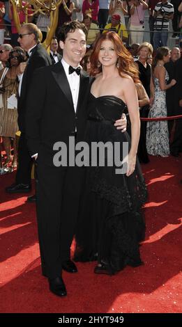 Debra Messing und Daniel Zelman nahmen an den 60. Primetime Emmy Awards Teil, die im Nokia Theater, Los Angeles, abgehalten wurden Stockfoto