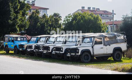 Side, Türkei - 18. Februar 2022: Parken mit identischen Autos in einer Reihe Land Rover Defender Stockfoto