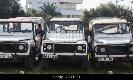 Side, Türkei - 18. Februar 2022: Parken mit identischen Autos in einer Reihe Land Rover Defender Stockfoto