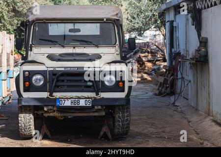 Side, Türkei - 18. Februar 2022: White Land Rover Defender parkte an einem warmen Sommertag auf der Straße Stockfoto