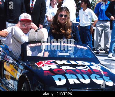 Paul Newman und Kathy Ireland nehmen am Kmart Kids Race Against Drugs Kick-Off Event Teil, das auf dem Kmart Parking Lot, Carson, CA, stattfindet. Stockfoto